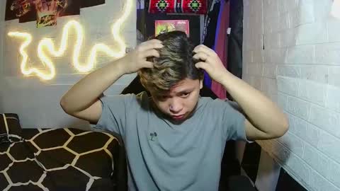 Snapshot of edrianburca052 chatting on 11.11.25 urasian chub online show from 11.11.25