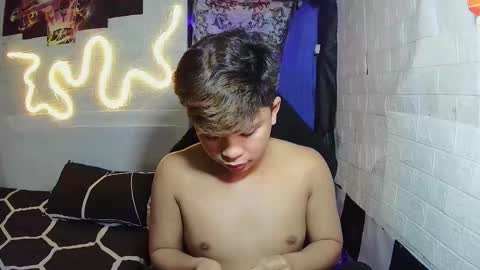 Snapshot of edrianburca052 chatting on 11.18.25 urasian chub online show from 11.18.25