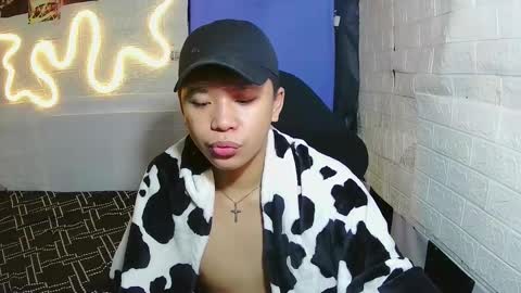 Snapshot of edrianburca052 chatting on 11.29.25 urasian chub online show from 11.29.25