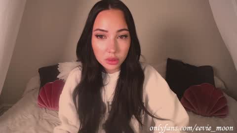Snapshot of eevie_moon chatting on 12.05.24 eevie online show from 12.05.24
