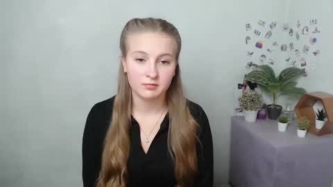 Snapshot of elenateilor chatting on 11.04.25 Elena online show from 11.04.25