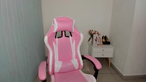 elieiza_xo online show from 10.03.25