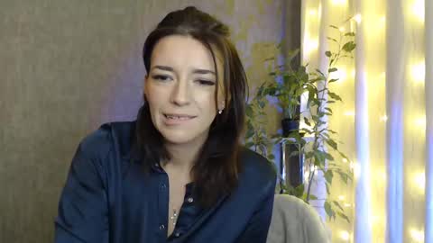 Snapshot of elinapretty chatting on 12.29.24 Elina online show from 12.29.24