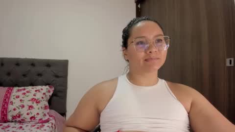 Snapshot of elisa_connors18 chatting on 10.02.25 online show from 10.02.25
