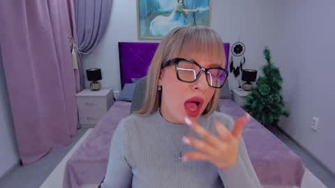 Snapshot of elisabethmills chatting on 01.15.25 Elisabeth online show from 01.15.25