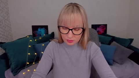 Snapshot of elisabethmills chatting on 02.02.25 Elisabeth online show from 02.02.25