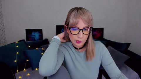 Snapshot of elisabethmills chatting on 02.04.25 Elisabeth online show from 02.04.25