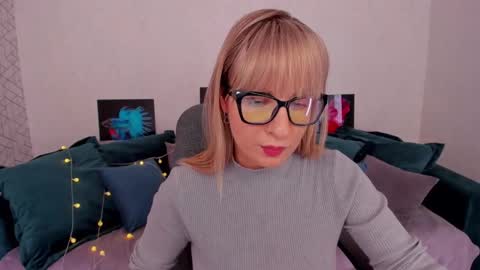 Snapshot of elisabethmills chatting on 02.06.25 Elisabeth online show from 02.06.25