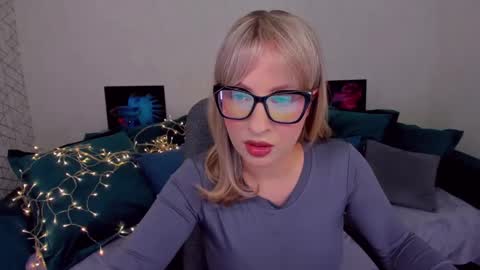 Snapshot of elisabethmills chatting on 02.10.25 Elisabeth online show from 02.10.25