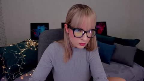 Snapshot of elisabethmills chatting on 02.14.25 Elisabeth online show from 02.14.25