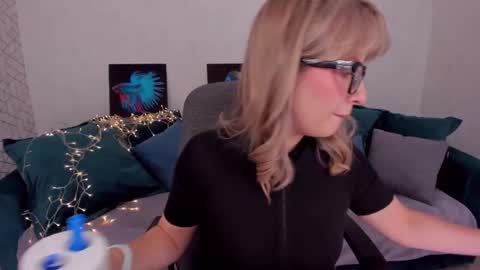 Snapshot of elisabethmills chatting on 02.16.25 Elisabeth online show from 02.16.25