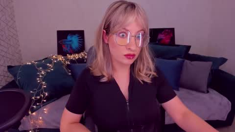 Snapshot of elisabethmills chatting on 02.17.25 Elisabeth online show from 02.17.25