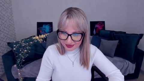 Snapshot of elisabethmills chatting on 02.21.25 Elisabeth online show from 02.21.25