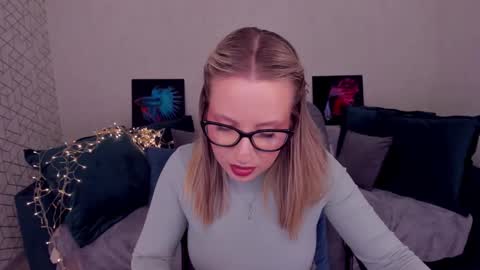 Snapshot of elisabethmills chatting on 03.03.25 Elisabeth online show from 03.03.25