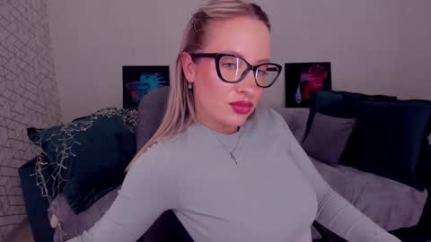 Snapshot of elisabethmills chatting on 03.03.25 Elisabeth online show from 03.03.25