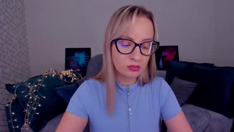 Snapshot of elisabethmills chatting on 03.11.25 Elisabeth online show from 03.11.25