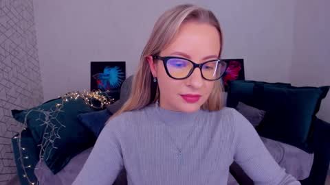 Snapshot of elisabethmills chatting on 03.12.25 Elisabeth online show from 03.12.25