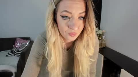 Snapshot of elissavibe chatting on 01.19.25 Elisa Promotion online show from 01.19.25