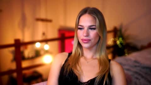 Snapshot of elister_alison chatting on 10.30.25 Sunflower  online show from 10.30.25