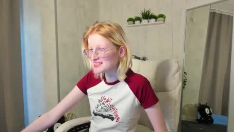 Snapshot of elizabeth_harpper chatting on 10.31.25 Elizabeth online show from 10.31.25