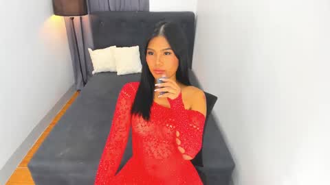 Snapshot of ella______ chatting on 12.10.24 Ella online show from 12.10.24