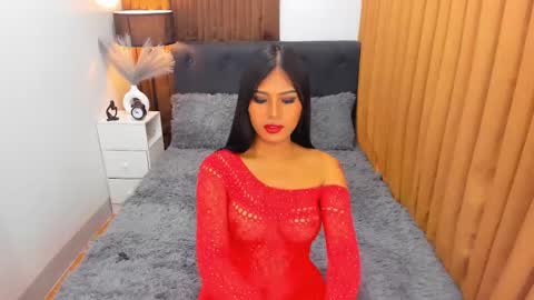 Snapshot of ella______ chatting on 12.28.24 Ella online show from 12.28.24