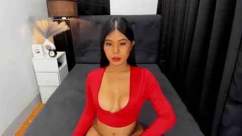 Snapshot of ella______ chatting on 02.14.25 Ella online show from 02.14.25