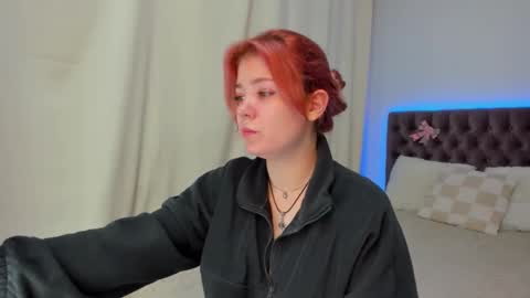 Snapshot of ella_mayers chatting on 10.11.25 Ella Mayers online show from 10.11.25