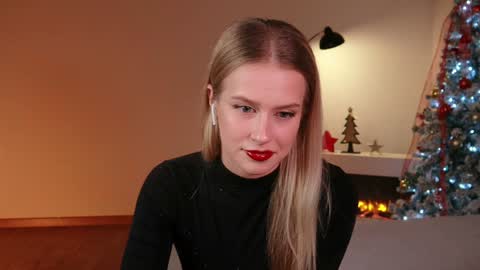 Snapshot of ella_twinkle chatting on 01.02.25 Ella online show from 01.02.25