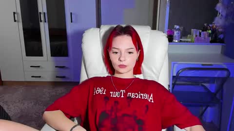 Snapshot of ellales chatting on 10.15.25 ellales online show from 10.15.25