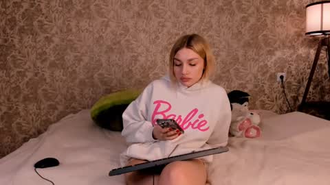 ellamilla online show from 03.04.25