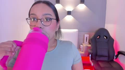 Snapshot of ellamontoya chatting on 01.08.25 Ella online show from 01.08.25