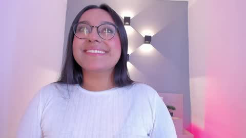 Snapshot of ellamontoya chatting on 01.11.25 Ella online show from 01.11.25