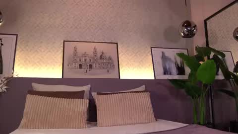 Snapshot of ellediane chatting on 02.20.25 Elle Diane online show from 02.20.25