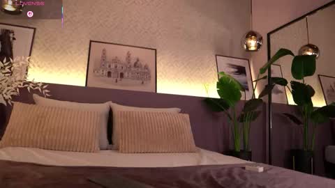 Snapshot of ellediane chatting on 09.10.25 Elle Diane online show from 09.10.25