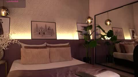 Snapshot of ellediane chatting on 09.15.25 Elle Diane online show from 09.15.25