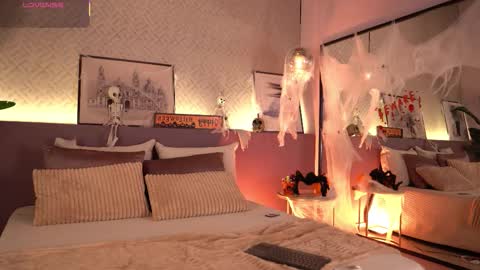 Snapshot of ellediane chatting on 10.21.25 Elle Diane online show from 10.21.25