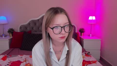 Snapshot of elliup chatting on 09.24.25 elliup online show from 09.24.25