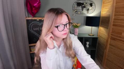 Snapshot of elliup chatting on 10.05.25 elliup online show from 10.05.25