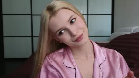 Snapshot of elsafawn chatting on 09.17.25 elsa online show from 09.17.25