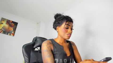 Snapshot of emattaylor chatting on 01.05.25 . online show from 01.05.25