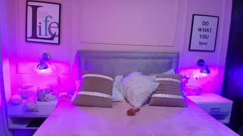 Snapshot of emelie_ch_ chatting on 01.12.25 Emily  online show from 01.12.25