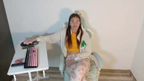 Snapshot of emerald_sparkles chatting on 09.29.25 sabrina online show from 09.29.25