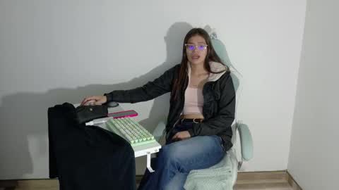 Snapshot of emerald_sparkles chatting on 12.01.25 sabrina online show from 12.01.25