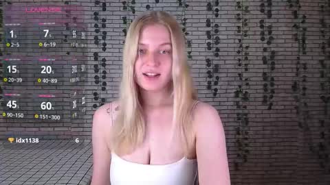 Snapshot of emiliaduchess chatting on 10.15.25 Amili online show from 10.15.25