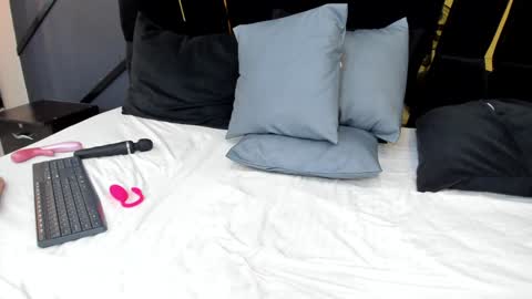 Snapshot of emiliee_xx chatting on 12.11.24 Emillie online show from 12.11.24