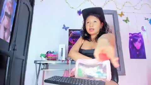 Snapshot of emilly_coper18 chatting on 02.01.25 emily online show from 02.01.25