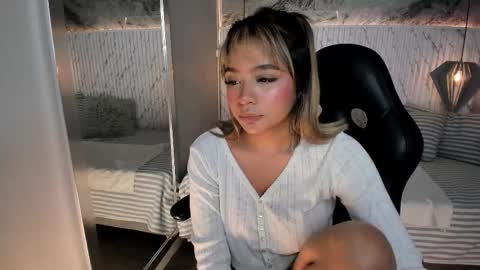 Snapshot of emilly_mell chatting on 09.10.25 emilly_mell online show from 09.10.25