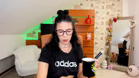 Snapshot of emillytaylor chatting on 10.10.25 EmillyTaylor online show from 10.10.25
