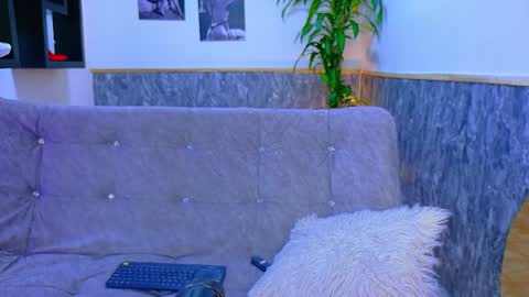 Snapshot of emily_jones3 chatting on 10.06.25 Emily online show from 10.06.25